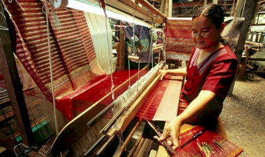 หากท่านมาเที่ยวหมู่บ้านทอผ้าไหมอำเภอนาโพธิ์ มองหาที่พัก บริการจองโรงแรม รีสอร์ท ที่พักราคาถูก ไม่บวกราคาเพิ่มในภายหลังเลือกชำระเงินได้หลายช่องทาง พร้อมโปรโมชั่นราคาพิเศษ.  ในปี 2025