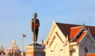 ไปพักผ่อนหย่อนใจที่ อนุสาวรีย์พระยาภักดีชุมพล (แล) พักที่ไหน  ในปี 2025