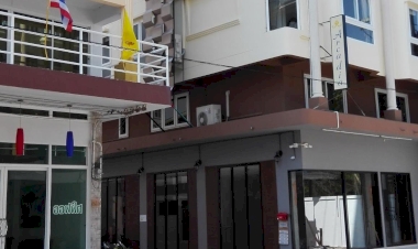 หากท่านมาเที่ยว กร่ำ มองหาที่พัก บริการจองโรงแรม รีสอร์ท ที่พักราคาถูก ไม่บวกราคาเพิ่มในภายหลังเลือกชำระเงินได้หลายช่องทาง พร้อมโปรโมชั่นราคาพิเศษ.  ในปี 2025