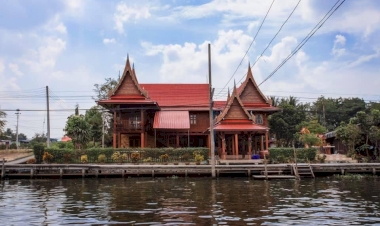 หากท่านมาเที่ยว ดำเนินสะดวก มองหาที่พัก บริการจองโรงแรม รีสอร์ท ที่พักราคาถูก ไม่บวกราคาเพิ่มในภายหลังเลือกชำระเงินได้หลายช่องทาง พร้อมโปรโมชั่นราคาพิเศษ.  ในปี 2025