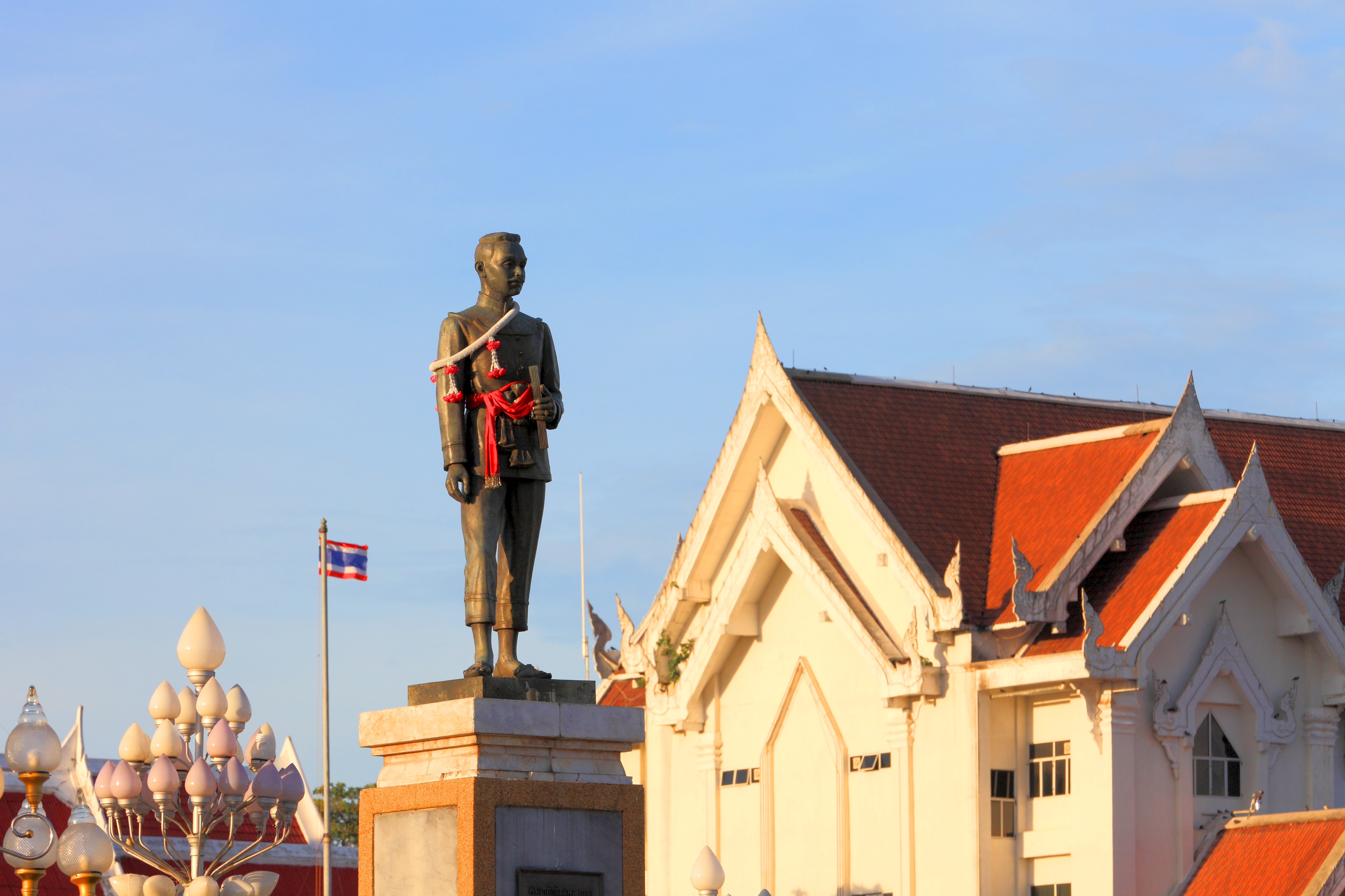 ไปพักผ่อนหย่อนใจที่ อนุสาวรีย์พระยาภักดีชุมพล (แล) พักที่ไหน